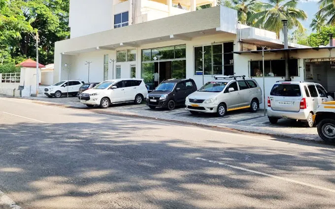 Open green lawn and leisure space at Sathya Garden Resort family resort in Mettupalayam